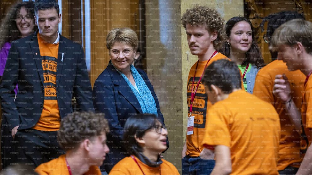 Warb für real conversation: Bundespräsidentin Viola Amherd und der diesjährigen Jugendsession.