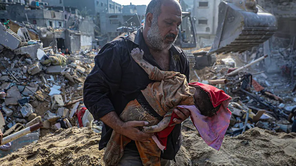 Une première frappe a fait "au moins" 25 morts, "dont 13 enfants", dans une maison familiale à Jabalia, dans le nord de Gaza, et "plus de 30 blessés" tôt dans la matinée, a indiqué la Défense civile.