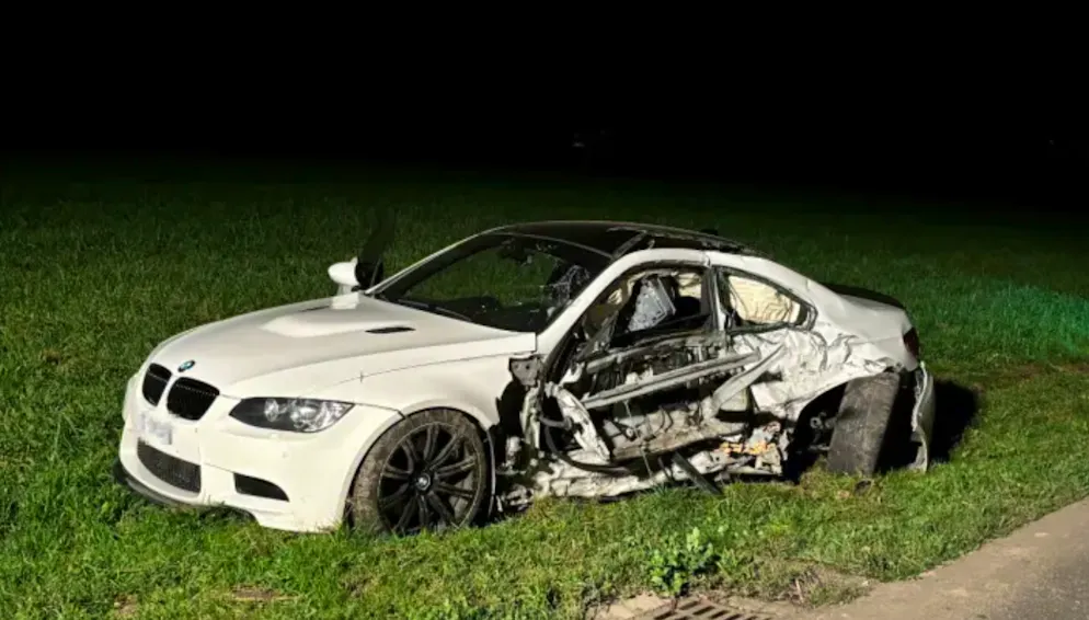 Grièvement blessé, l'homme de 51 ans a dû être extrait de la voiture accidentée par les pompiers.