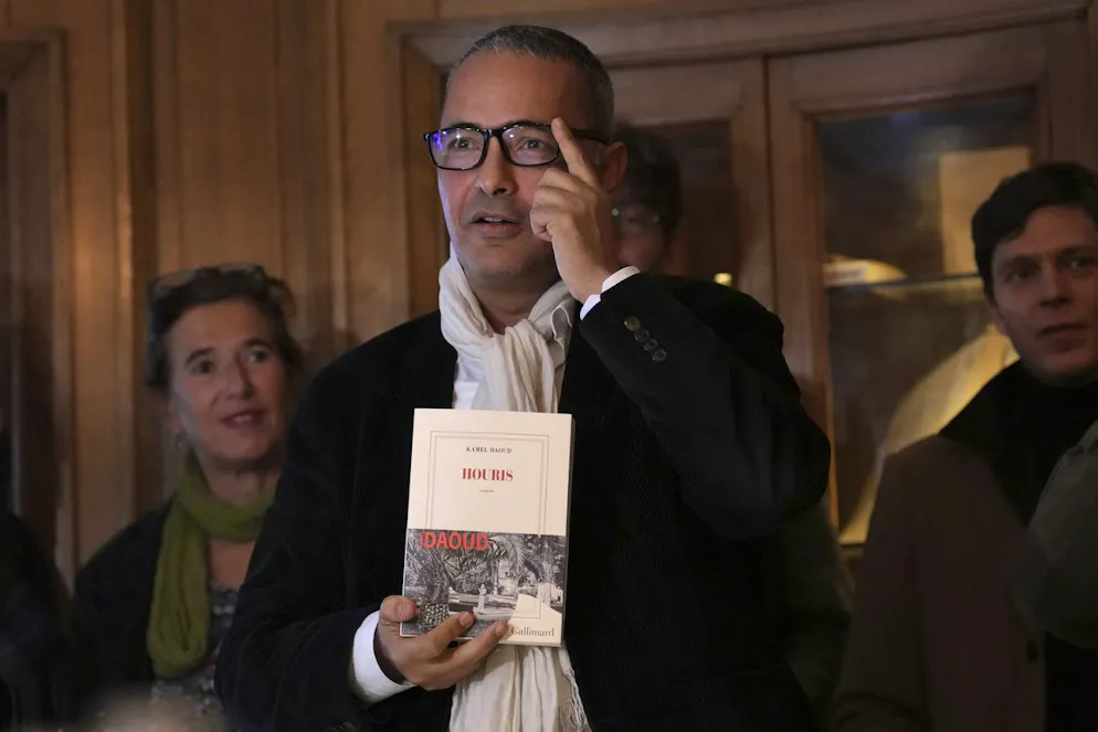 L'interdiction de participer au Salon d'Alger a été notifiée aux éditions Gallimard début octobre, quand «Houris», le roman de M. Daoud sur les violences de la «décennie noire», la guerre civile qui a ravagé le pays entre 1992 et 2002, était déjà vu comme l'un des grands favoris du Goncourt.