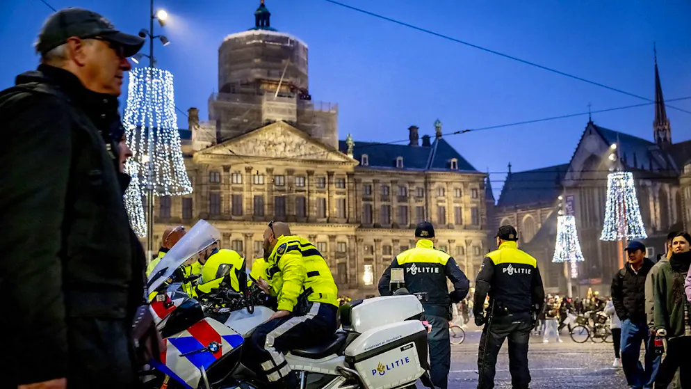 La police néerlandaise veille au grain (Dam Square à Amsterdam, samedi).