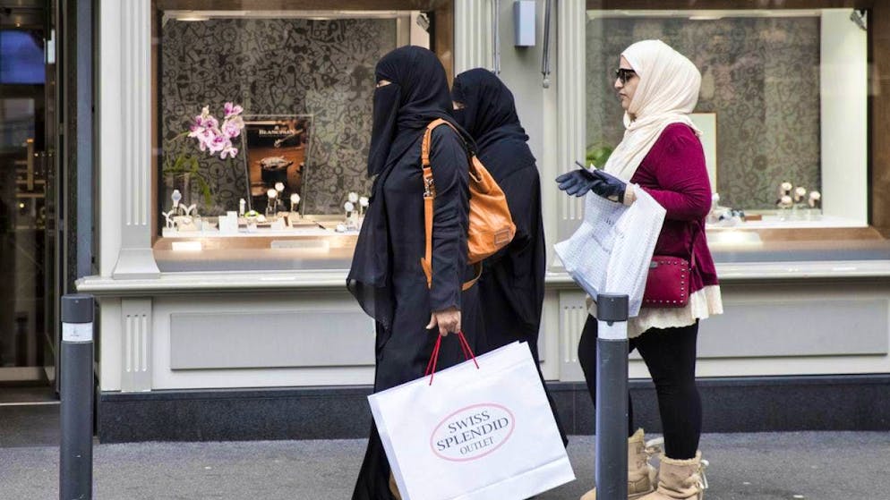From January 2025, a ban on face coverings will apply throughout Switzerland. Anyone who does not comply can be fined up to 1,000 francs: Veiled tourists in Lucerne.