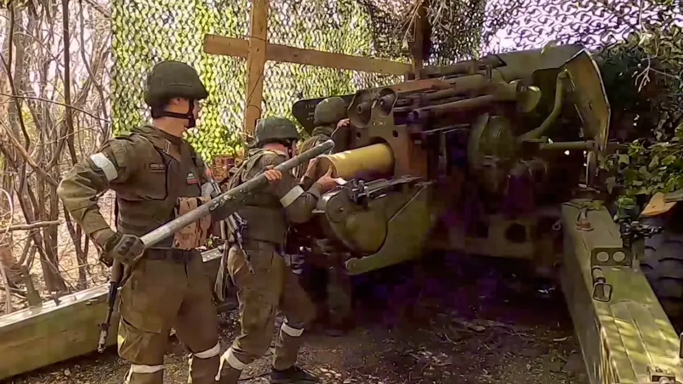 Militari russi si preparano all'attacco nella zona di Kursk.