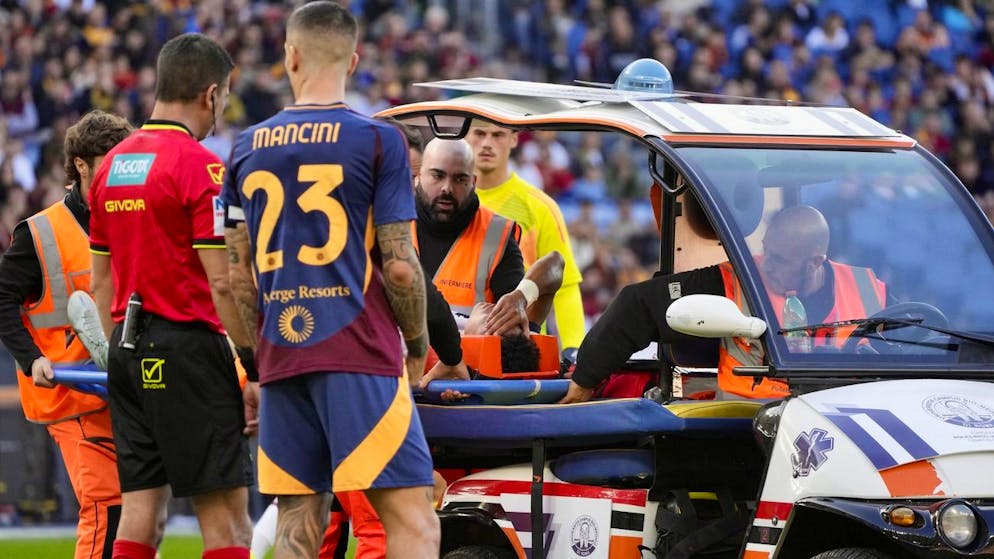 Ndoye. Le joueur vaudois de l’équipe de Suisse a été évacué sur une civière.