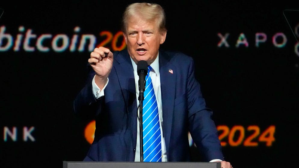 Der Kurs des Bitcoins hat erstmals die Schwelle von 81.000 US-Dollar überschritten – auch weil von Donald Trump Krypto-freundliche Politik erwartet wird. (Archivbild)