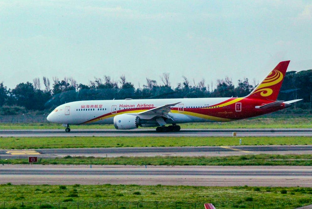 Il Boeing 787-9 Dreamliner della Hainan Airlines, diretto a Shenzhen, in Cina, rientra all'aeroporto Leonardo da Vinci dopo un guasto al motore verificatosi dopo la fase di decollo, a Roma, Italia, il 10 novembre.