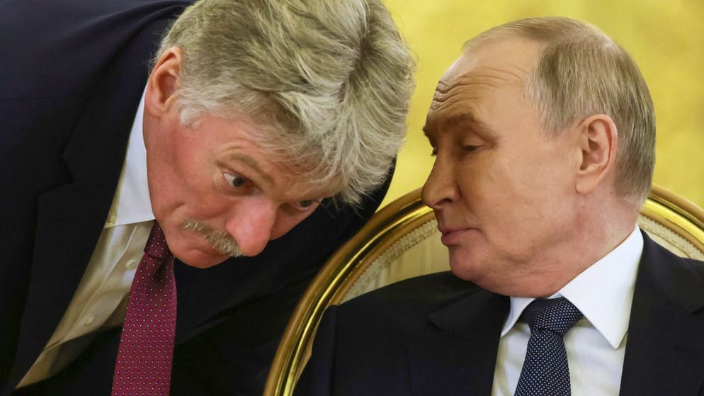 Il portavoce del Cremlino Dmitry Peskov qui assieme al presidente russo Vladimir Putin