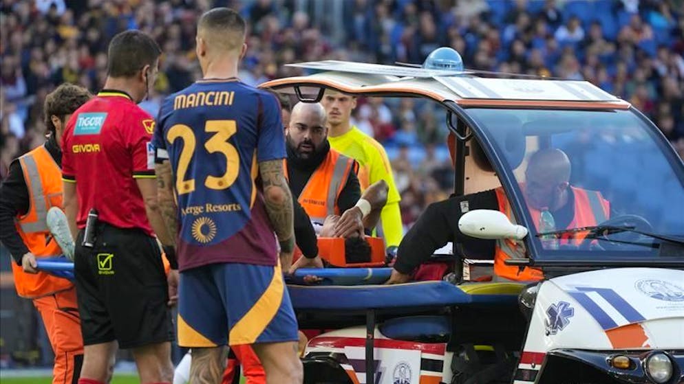 Durante Roma - Bologna. Il nazionale Ndoye si scontra con il palo ed esce in barella