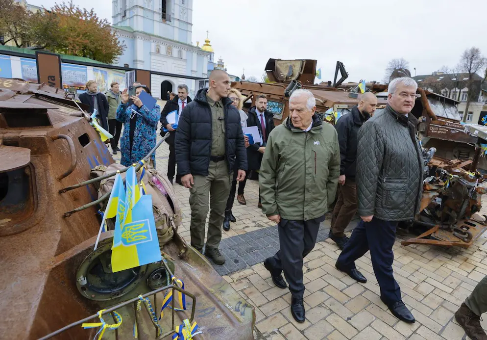 Josep Borrell (C), haut représentant de l'Union européenne pour les affaires étrangères et la politique de sécurité, et le ministre ukrainien des Affaires étrangères Andrii Sybiha (R) visitent une exposition en plein air de matériel militaire russe saisi dans le centre de Kiev, Ukraine, le 9 novembre 2024.