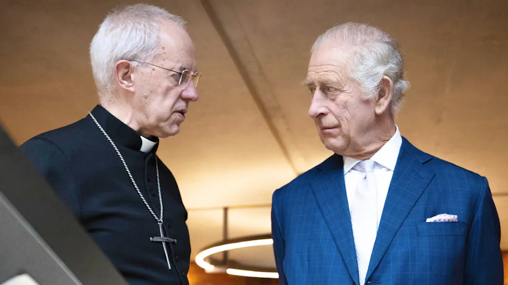 Plusieurs responsables religieux appellent Justin Welby (ici avec Charles III) à démissionner.