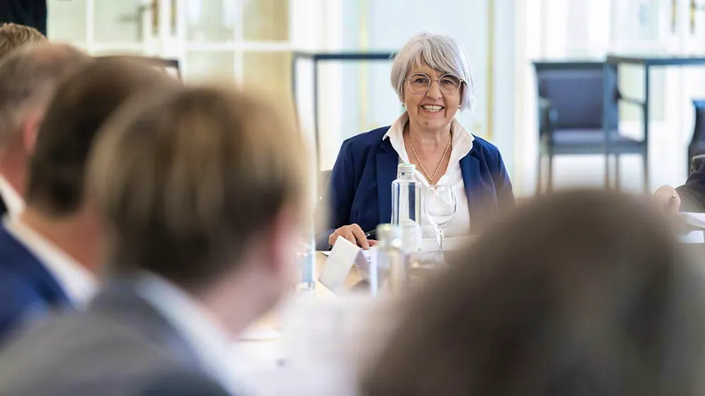 Federal Councillor Elisabeth Baume-Schneider talks to representatives of healthcare stakeholders in Bern about measures to contain healthcare costs.