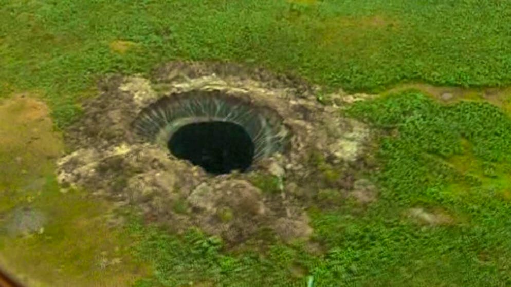 Secondo gli scienziati il riscaldamento globale sta sciogliendo il permafrost creando delle pressioni nel sottosuolo ricco di gas metano, che finisce poi per esplodere creando enormi voragini. (Foto archivio)
