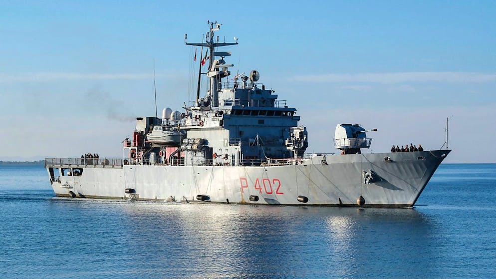 ARCHIV - Das italienische Marineschiff Libra läuft mit der zweiten Gruppe von acht Migranten, die in internationalen Gewässern abgefangen wurden, in den Hafen von Shengjin im Nordwesten Albaniens ein. Foto: Vlasov Sulaj/AP/dpa