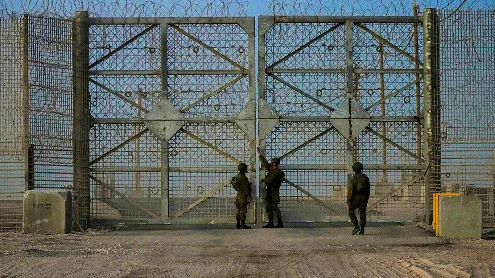 ARCHIVE - Israeli soldiers close the gate of the Erez border crossing after trucks carrying humanitarian aid entered the Gaza Strip. Photo: Tsafrir Abayov/AP/dpa