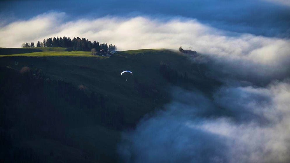 On Sunday afternoon, two people crashed their paragliders on Clariden. (symbolic image)