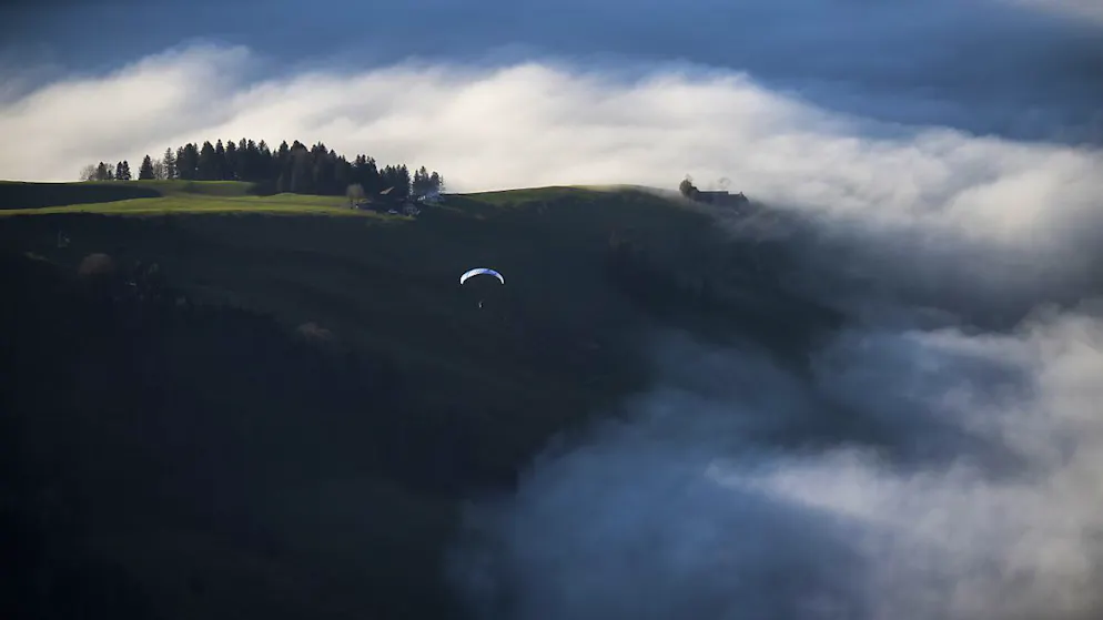 Investigation underway. Two people die in paragliding accident on Clariden