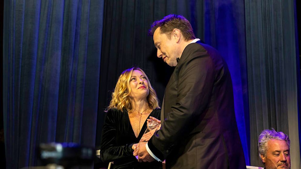 Elon Musk e Giorgia Meloni durante la consegna del Global Citizen Award a New York. (Foto archivio)