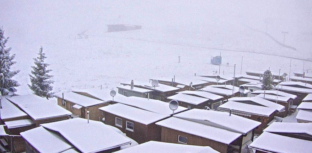 È arrivata la prima neve sulle montagne svizzere. Jaunpass, 1508 m sul livello del mare