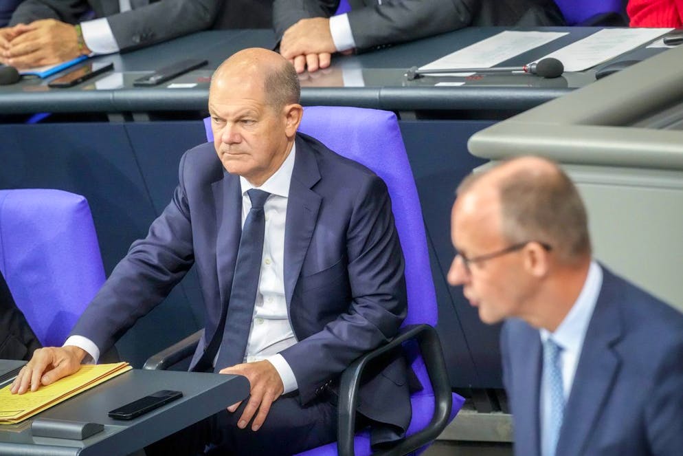 Friedrich Merz (destra) e il cancelliere Olaf Scholz hanno trovato un accordo per anticipare le elezioni a febbraio 2025.