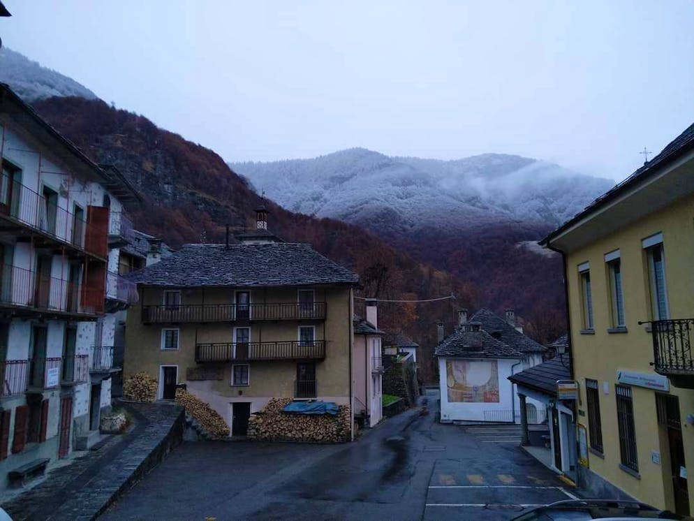 È arrivata la prima neve sulle montagne svizzere. La prima neve vista sopra Comologno, Valle Onsernone.