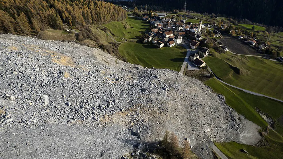 Im Moment lässt die Gefahrenanalyse in Brienz GR einen kurzen Besuch ins evakuierte Dorf zu. (Archivbild)