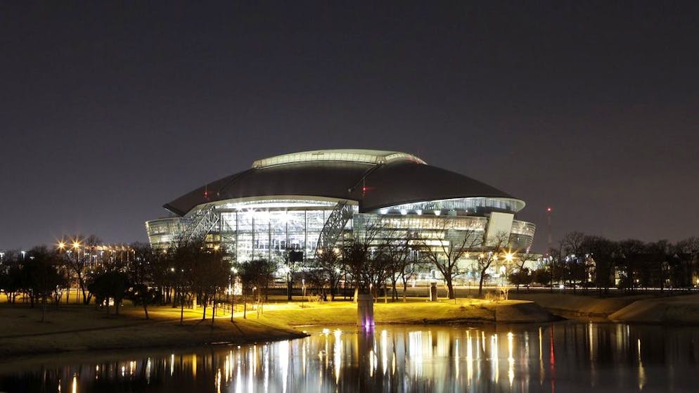 Das AT&T Stadium in Arlington/Texas bei Nacht.
