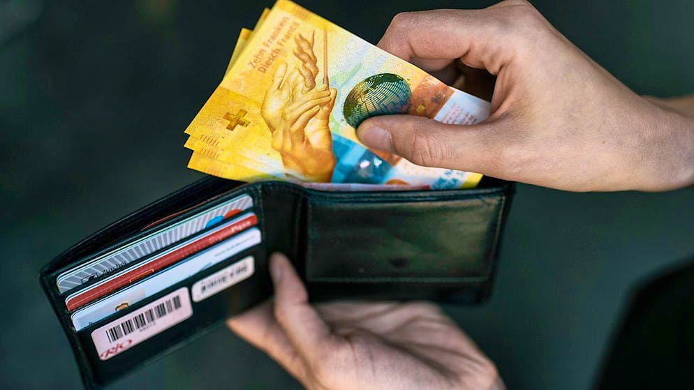 The average disposable household income is CHF 6900. (symbolic image)