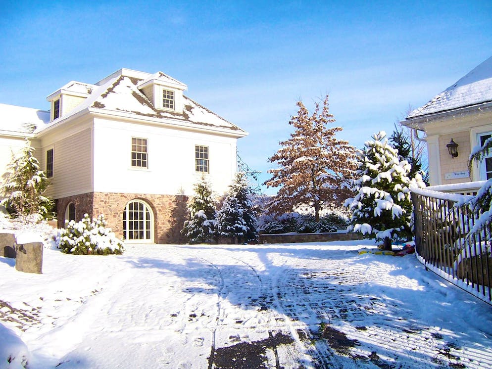 St. Gallen woman has lived in Canada for over 20 years. The property hasn't changed much compared to the past, but it has undergone some changes. Here is a photo from the early days, when the family came to Canada.