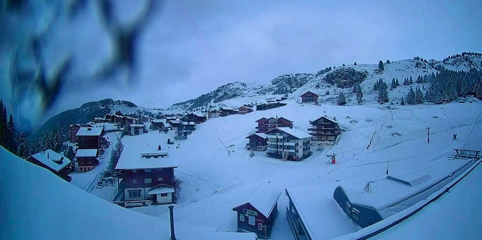 È arrivata la prima neve sulle montagne svizzere. Riederalp, 1905 m sul livello del mare