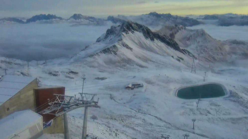 È arrivata la prima neve sulle montagne svizzere. Weissfluhjoch, 2660 m sul livello del mare