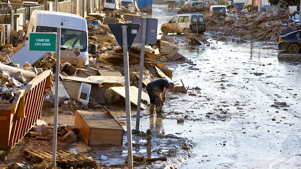 La boue et les déchets obstruent encore de nombreuses rues de la région de Valence, dont celles de Catarroja.