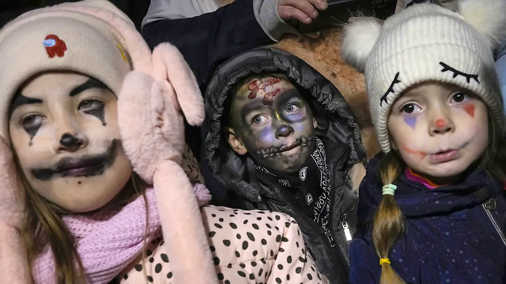 Enfants participant à un festival marquant le Jour des morts à St-Pétersbourg.
