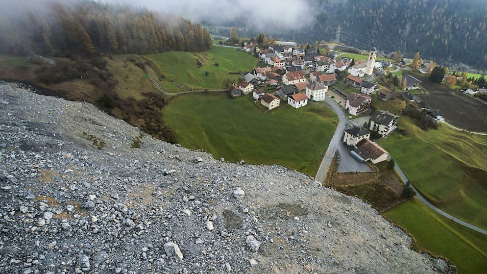 La massa di detriti che sovrasta il paese di Brienz (GR) non può essere fatta esplodere, hanno spiegato gli esperti durante una serata informativa a Tiefencastel.