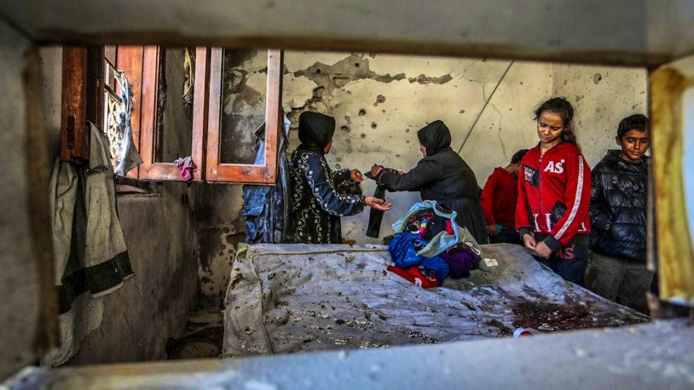 ARCHIVE - Palestinians survey the damage to a house destroyed by an Israeli air strike. Photo: Abed Rahim Khatib/dpa