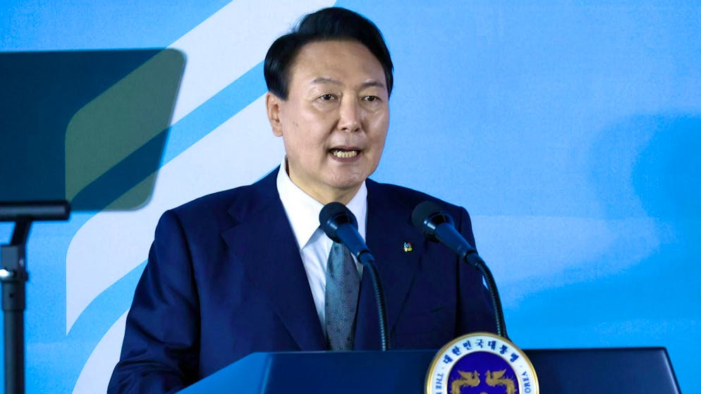 South Korean President Yoon Suk Yeol is focusing on a personal relationship with Donald Trump. That's why he's now honing his golf skills. (archive picture)