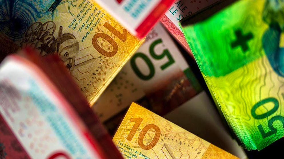 Interest rates on savings are falling in Switzerland. This is due to the key interest rate cuts by the Swiss National Bank.(symbolic image)