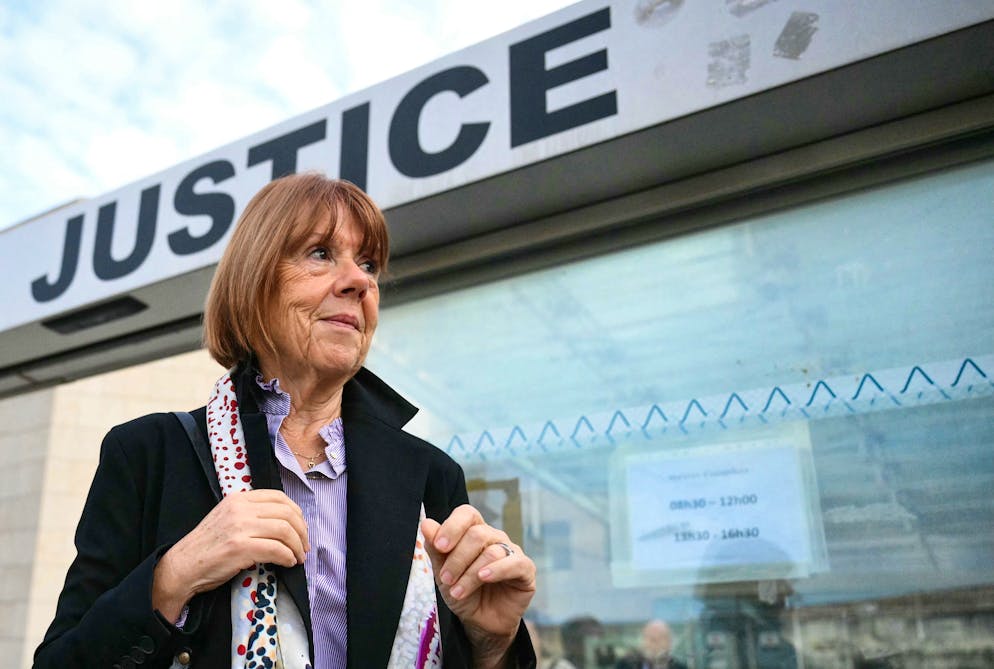 Gisele Pelicot quitte le palais de justice d'Avignon pour le procès de son ancien compagnon Dominique Pelicot, accusé de l'avoir droguée pendant près de dix ans et d'avoir invité des inconnus à la violer à leur domicile de Mazan, une petite ville du sud de la France, à Avignon, le 6 novembre 2024.