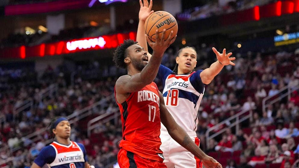Another defeat: Kyshawn George (right) and the Washington Wizards lose at the Houston Rockets for the fifth time in a row.