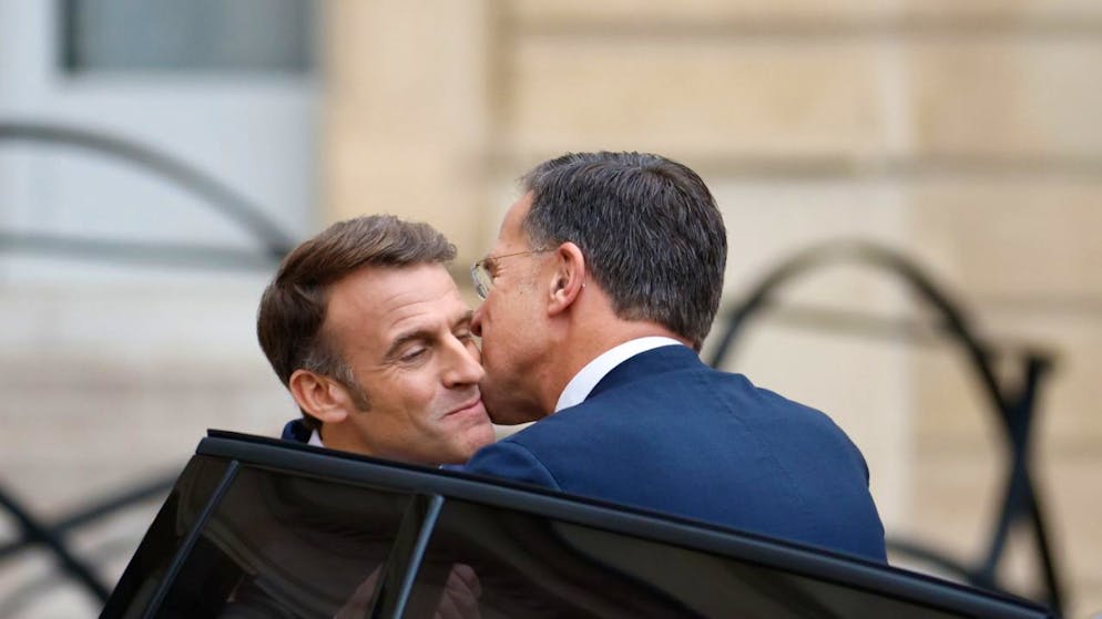 Emmanuel Macron accueille le secrétaire général de l'Otan Mark Rutte à son arrivée à Paris.