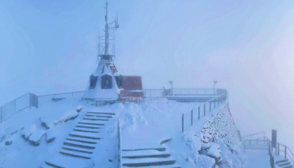 È arrivata la prima neve sulle montagne svizzere. Säntis, 2502 m s.l.m.