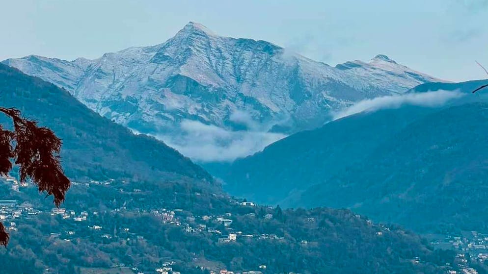 È tutto bianco in montagna. È caduta la prima neve sulle montagne svizzere, ecco le foto
