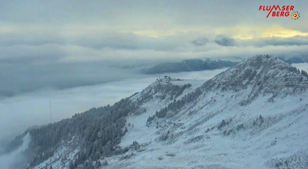 È arrivata la prima neve sulle montagne svizzere. Flumserberg, Maschgenkann, 2220 m s.l.m.