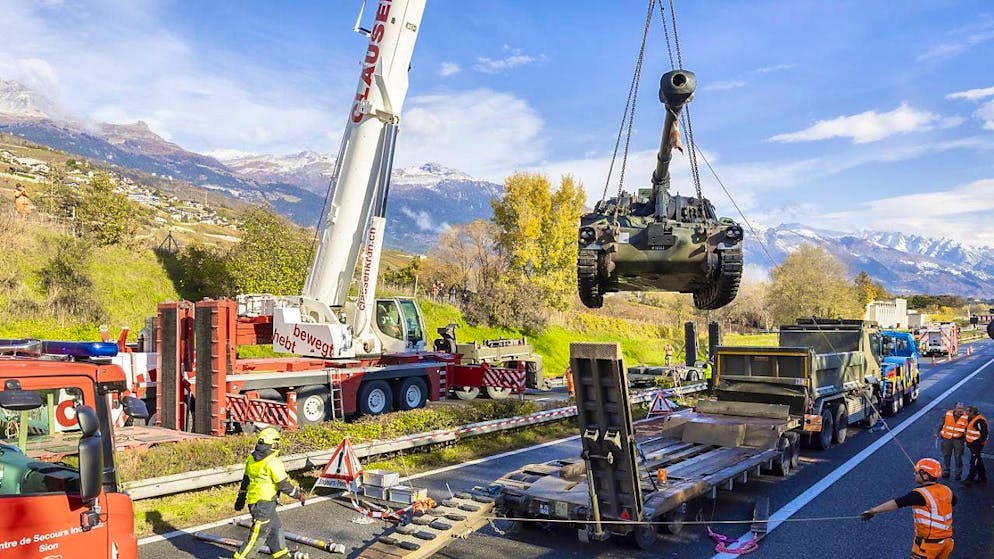 A9 in Lower Valais partially closed after accident involving army camions - Gallery. The highway section in Lower Valais was closed for several hours.