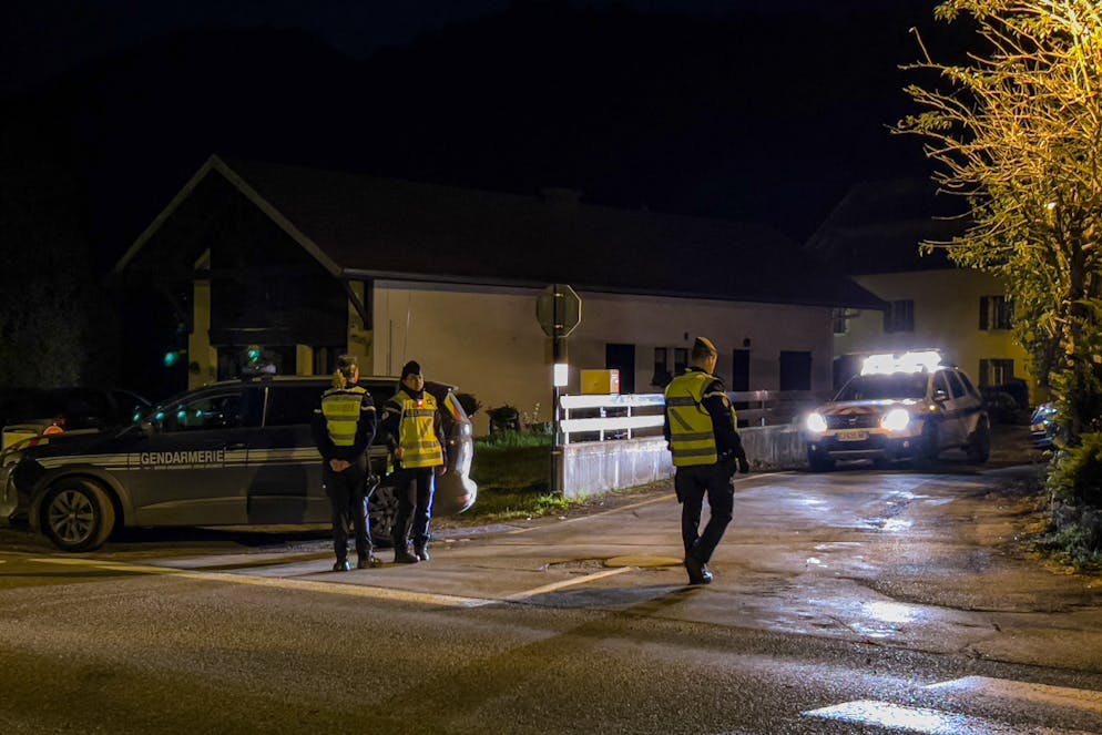 Des gendarmes bloquent l'accès à une petite ruelle isolée où se trouve l'habitation où le drame se serait déroulé, à la sortie du bourg.