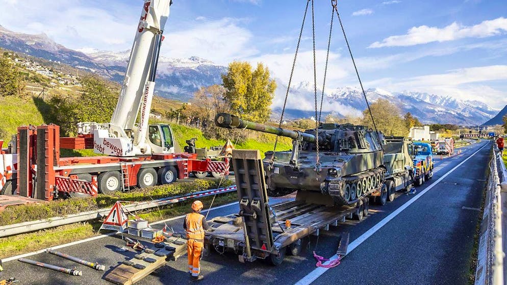 A9 in Lower Valais partially closed after accident involving army camions - Gallery. A 50-ton crane had to be used to reposition the tank.