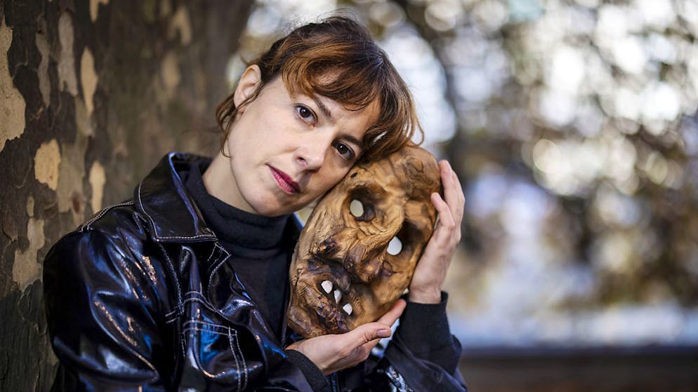 La cantante Daniela Weinmann aka Odd Beholder posa con una maschera di legno. Tale maschera gioca un ruolo centrale nella realizzazione visiva del suo ultimo album "Feel Better".