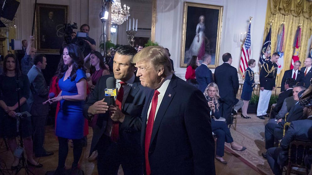 Donald Trump intervistato nel 2017 per conto di Fox News da Pete Hegseth, ora nominato segretario della Difesa. (foto d'archivio)