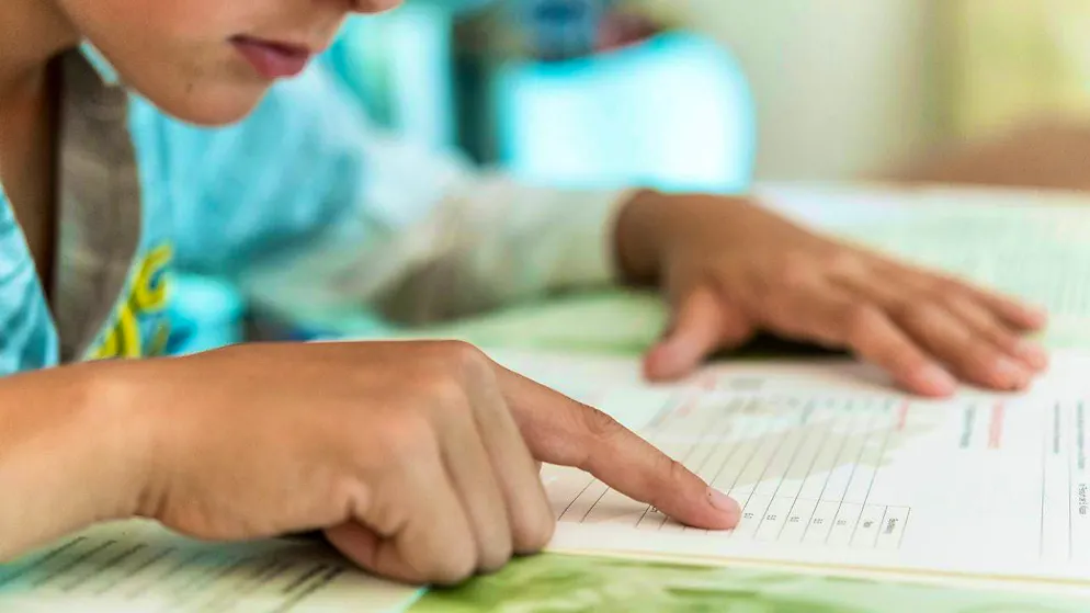 The son was punished for inadequate school performance. (symbolic image)