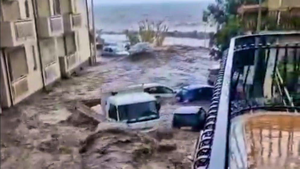 Heavy rain in Sicily: cars are swept off the road.