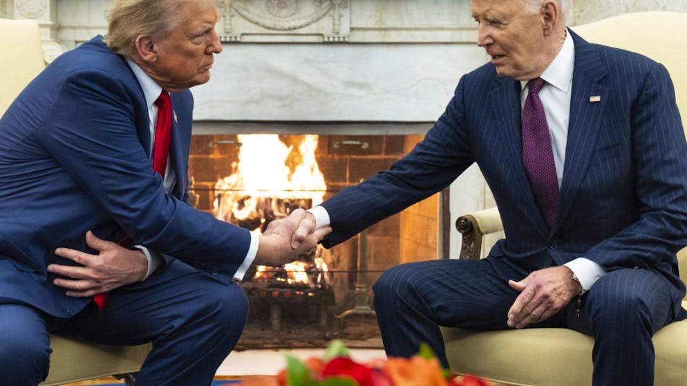 La stretta di mano fra Donald Trump e Joe Biden davanti al caminetto acceso dello Studio Ovale.